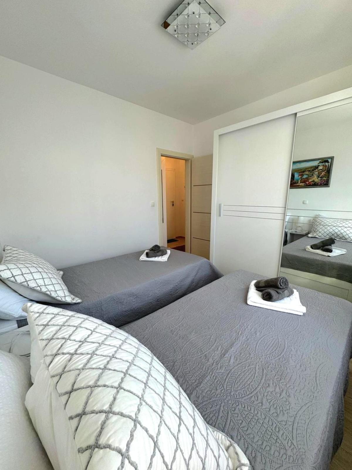 Apartment Misic Trogir Buitenkant foto